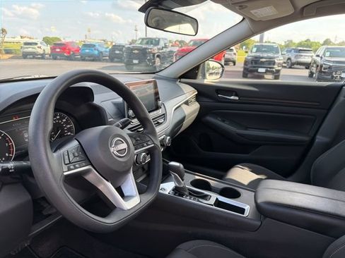 Used 2025 Nissan Altima 2.5 SV FWD image 6