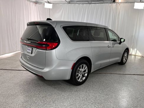Used 2023 Chrysler Pacifica Touring-L AWD/4WD image 15