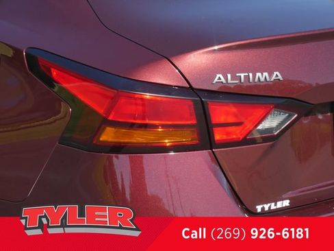 Used 2024 Nissan Altima 2.5 SV FWD image 12