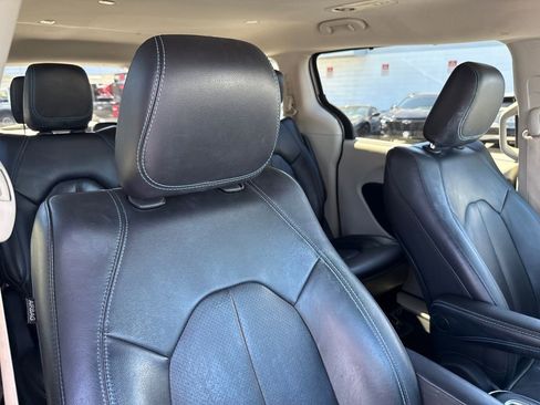 Used 2021 Chrysler Pacifica Touring-L image 13