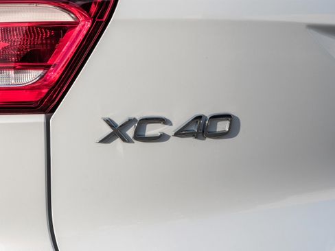 Used 2021 Volvo XC40 T4 R-Design image 55