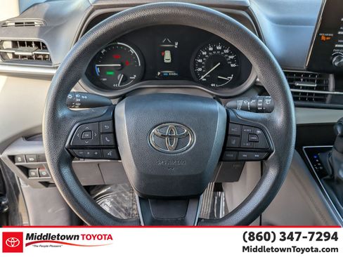 Used 2024 Toyota Sienna LE image 17