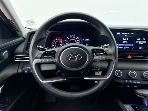 Used 2023 Hyundai Elantra SE image 3