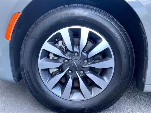 Used 2022 Chrysler Pacifica Touring-L image 8