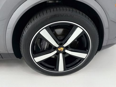 Certified 2024 Porsche Cayenne Coupe AWD/4WD image 32