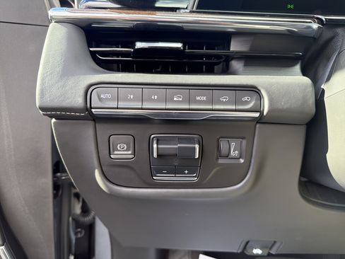 Used 2022 Cadillac Escalade ESV Premium Luxury Platinum image 12