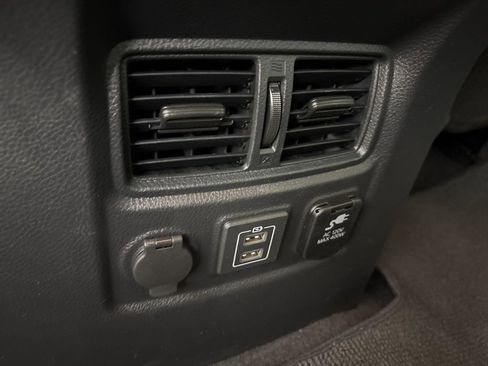 Certified 2024 Nissan Titan SV w/ SV Convenience Package image 39