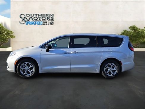 Used 2024 Chrysler Pacifica Limited image 2
