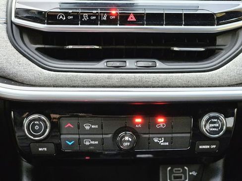 Used 2025 Jeep Compass Latitude AWD/4WD image 24