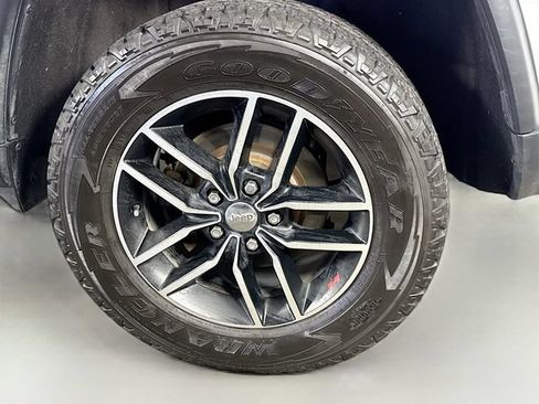 Used 2018 Jeep Grand Cherokee Trailhawk AWD/4WD image 34