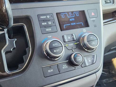 Used 2015 Toyota Sienna XLE image 9