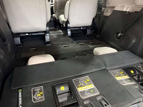 Used 2017 Toyota Sienna Limited AWD/4WD image 9