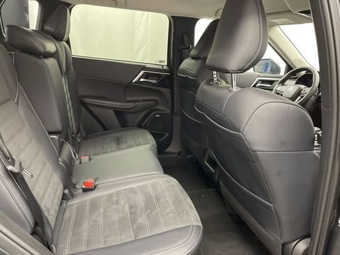 Used 2025 Mitsubishi Outlander SE image 31