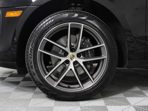 Certified 2023 Porsche Macan AWD/4WD image 30