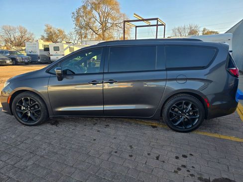 Used 2021 Chrysler Pacifica Touring-L w/ Uconnect Theater Family Group image 6