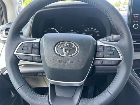 Used 2026 Toyota Sienna XLE AWD/4WD image 19