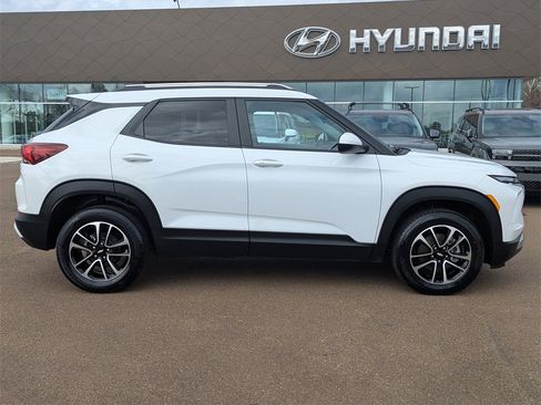 Used 2025 Chevrolet TrailBlazer LT image 2