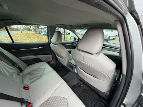 Used 2018 Toyota Camry SE w/ Moonroof Package image 15