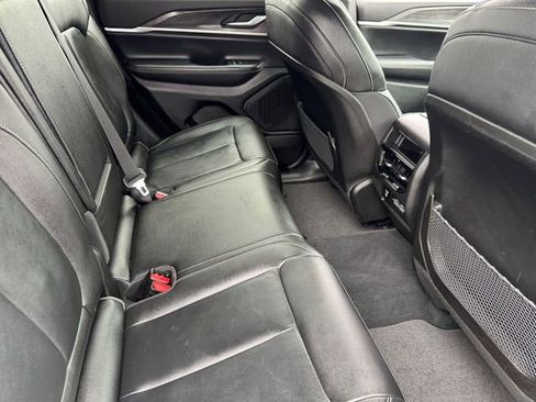 Used 2023 Jeep Grand Cherokee Limited w/ Black Appearance Package image 17