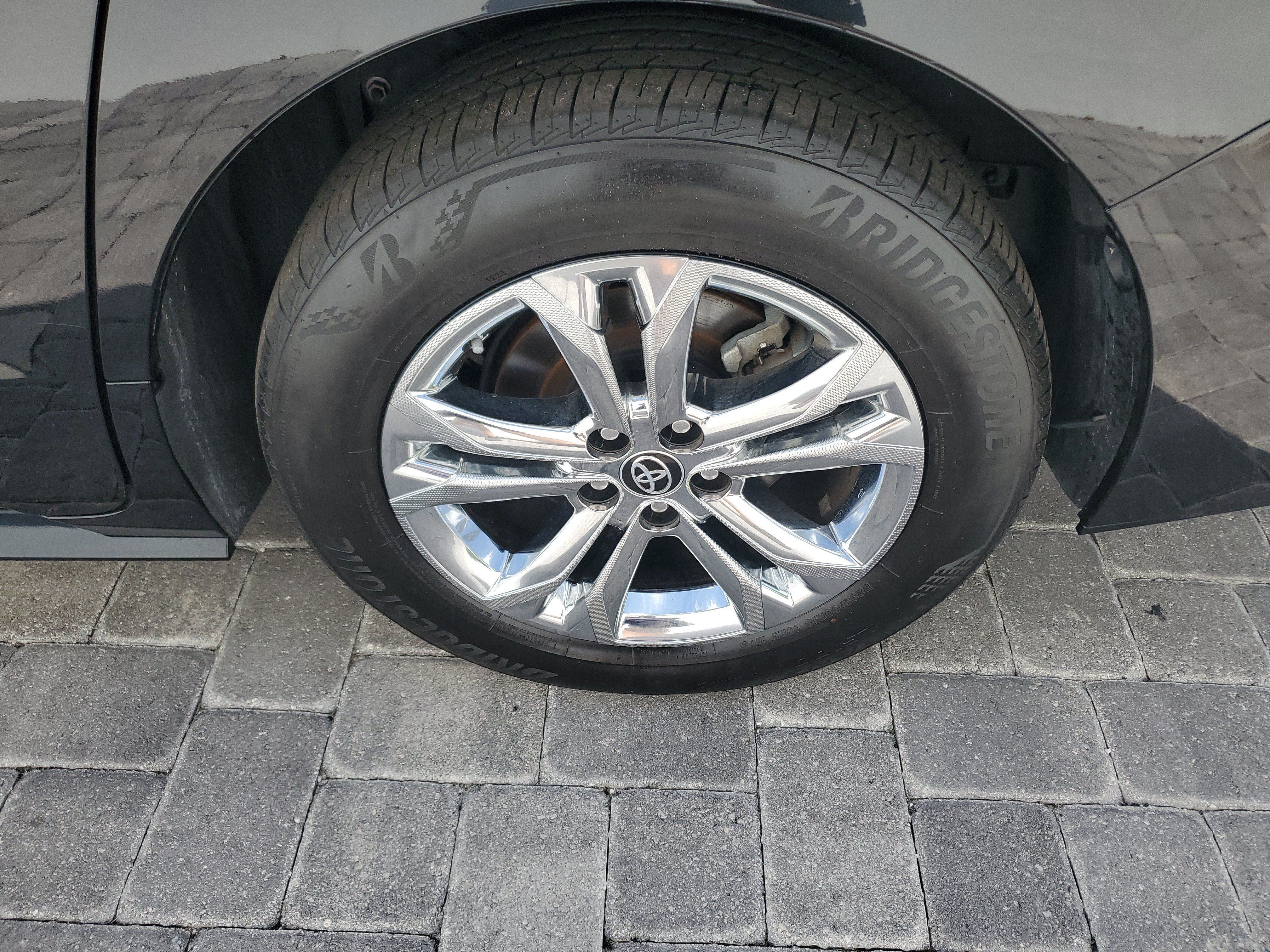 Used 2023 Toyota Sienna Platinum AWD/4WD image 6