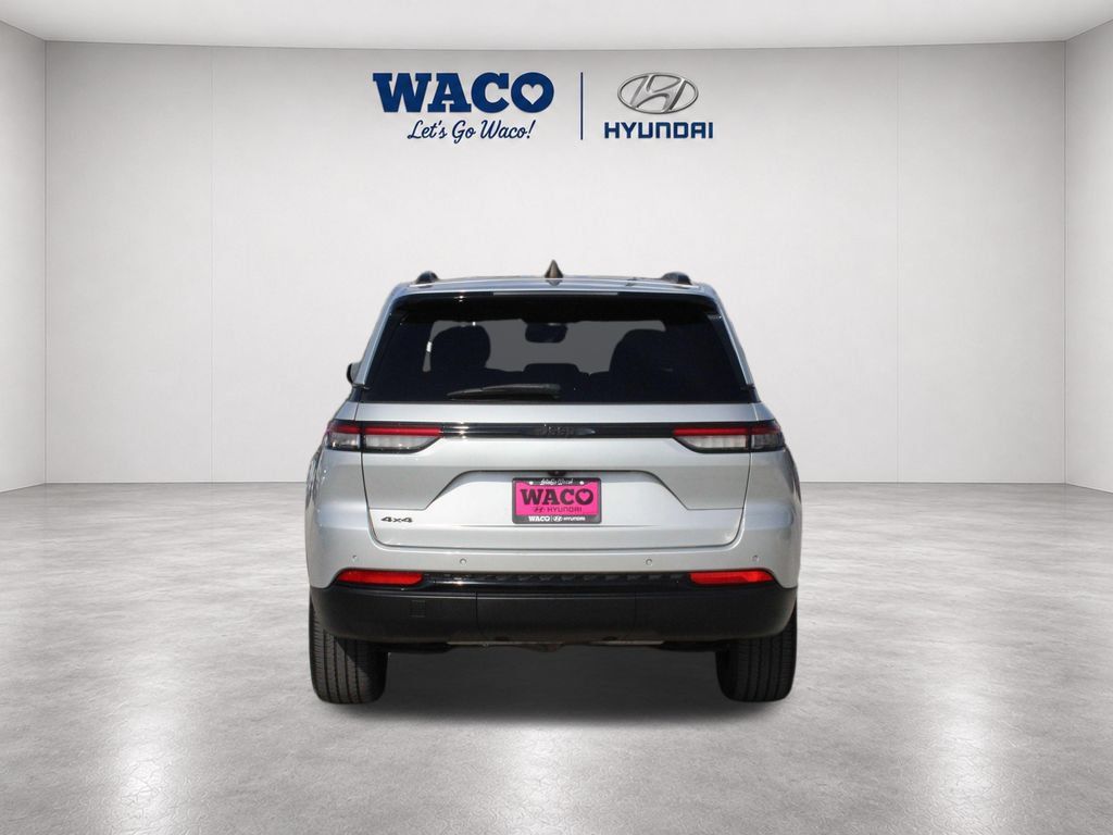 Used 2023 Jeep Grand Cherokee Altitude AWD/4WD image 7