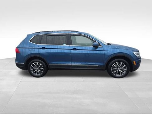 Used 2020 Volkswagen Tiguan SE w/ Panoramic Sunroof Package image 9