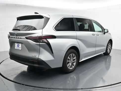 Used 2024 Toyota Sienna LE FWD image 7