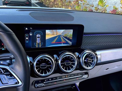 Used 2025 Mercedes-Benz GLB 250 4MATIC image 23