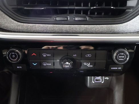 Used 2025 Jeep Compass Latitude image 43