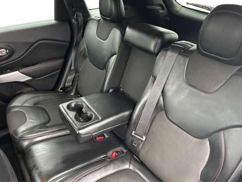 Used 2017 Jeep Cherokee Trailhawk image 18