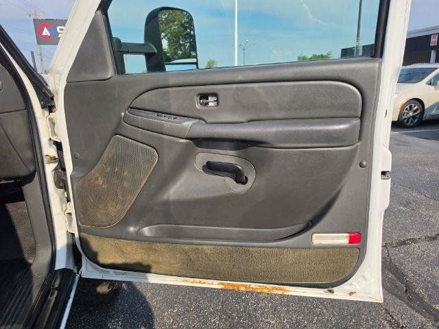 Used 2004 Chevrolet Silverado 2500 LS w/ Heavy-Duty Power Package AWD/4WD image 24