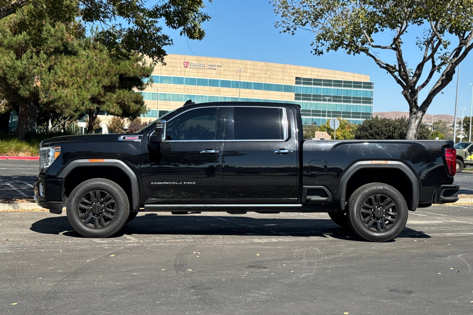 Used 2023 GMC Sierra 2500 Denali w/ Denali Black Diamond Edition AWD/4WD image 7