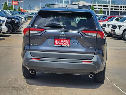 Used 2019 Toyota RAV4 LE FWD image 6