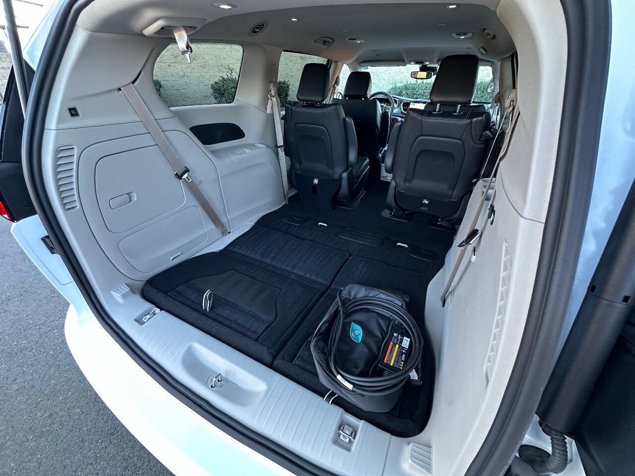 Used 2024 Chrysler Pacifica Limited FWD image 39