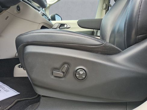 Used 2023 Chrysler Pacifica Touring-L image 16
