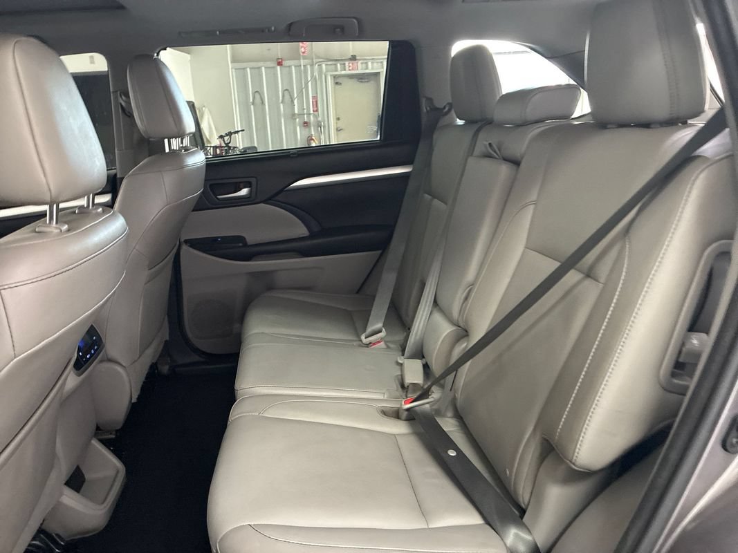 Used 2016 Toyota Highlander XLE AWD/4WD image 17