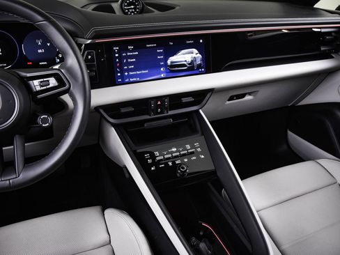 Certified 2025 Porsche Macan Electric image 19