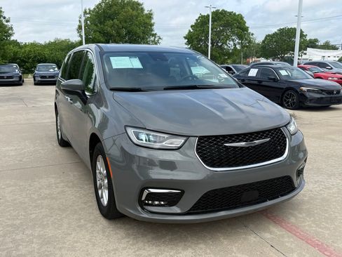 Used 2023 Chrysler Pacifica Touring-L FWD image 10
