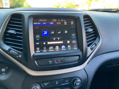Used 2018 Jeep Cherokee Limited FWD image 70