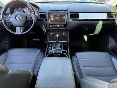 Used 2015 Volkswagen Touareg Sport image 9