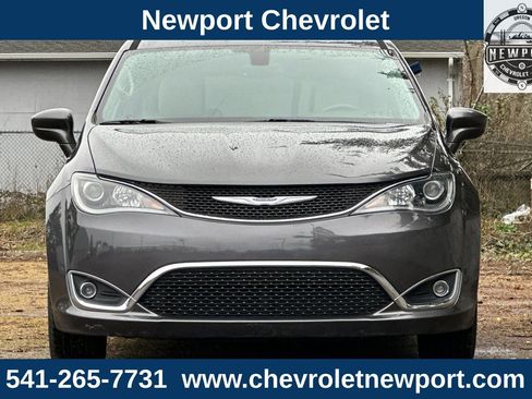 Used 2018 Chrysler Pacifica Touring-L Plus image 10