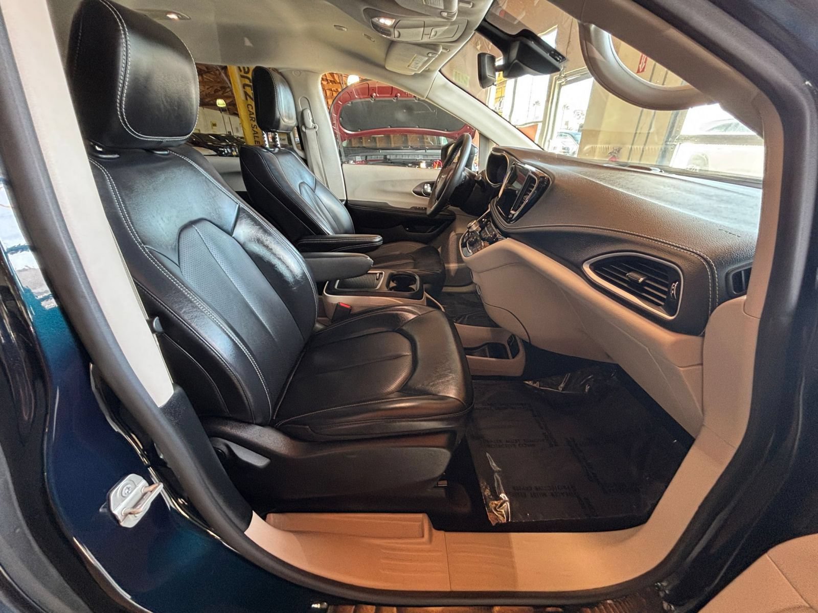 Used 2023 Chrysler Pacifica Touring-L FWD image 40