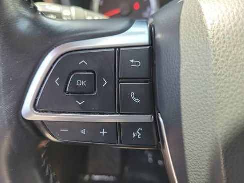 Used 2021 Toyota Highlander LE FWD image 5