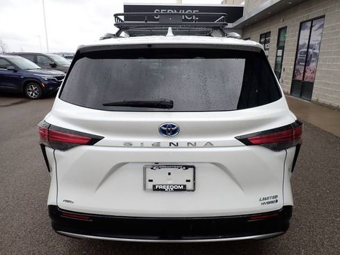 Used 2022 Toyota Sienna Limited image 5