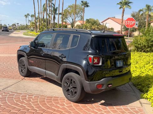 Used 2018 Jeep Renegade Trailhawk w/ Popular Equipment Group AWD/4WD image 4