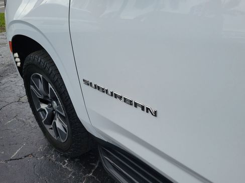 Used 2021 Chevrolet Suburban LT RWD image 10