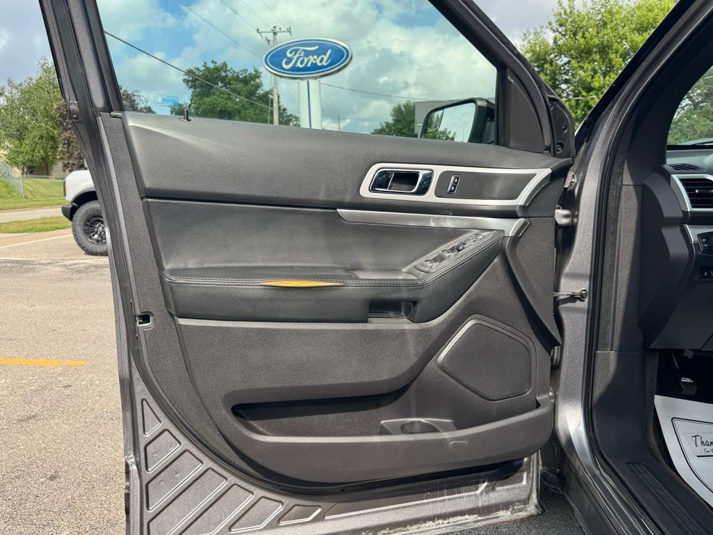 Used 2014 Ford Explorer XLT w/ Equipment Group 202A AWD/4WD image 17