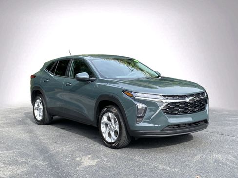Used 2026 Chevrolet Trax LS w/ LS Convenience Package FWD image 2
