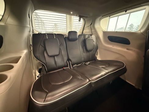 Used 2023 Chrysler Pacifica Limited image 24