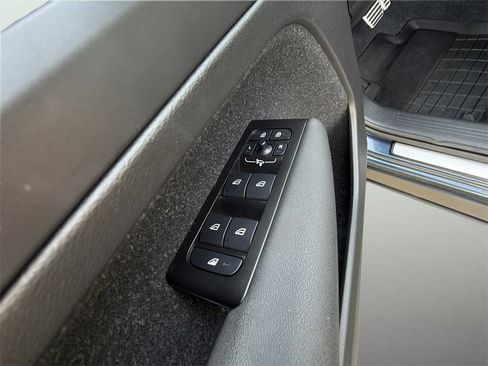 Used 2022 Volvo XC40 T5 R-Design w/ Advanced Package image 13